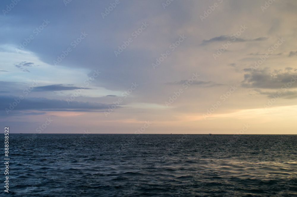Obraz premium Sun setting over the Gulf of Mexico from the point of view of a viewer on a boat.