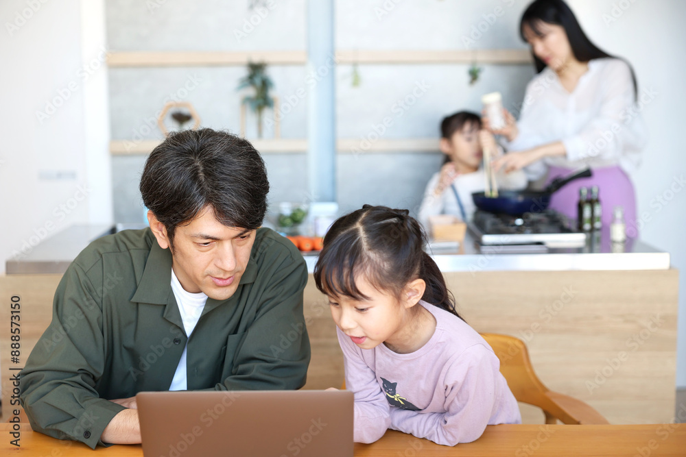 パソコンを見る親子 パソコンを見る親子