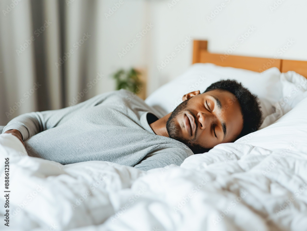 Homem descansa profundamente em sono revigorante para recomeçar o dia com energia Homem descansa profundamente em sono revigorante para recomeçar o dia com energia