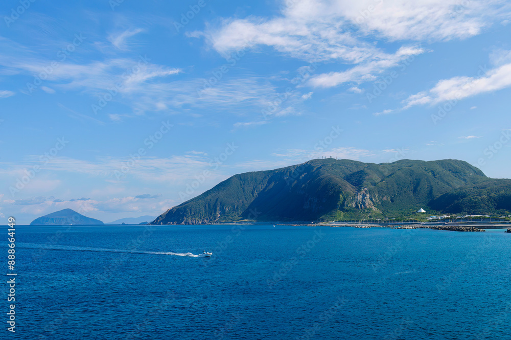 新島港に接岸したところ。
フェリーと並走する漁船。

東海汽船東京湾〜伊豆諸島航路のさるびあ丸船上-2020年10月3日
