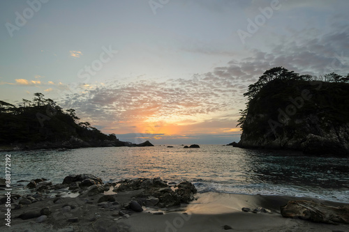 早朝の式根島の石白川海水浴場の美しい朝焼け。
夏から秋にかけてアカウミガメが産卵に来る。
保護された産卵場所で孵化を待っている。

東京都伊豆諸島式根島-2020年10月4日

Beautiful early morning sunrise at Ishijirogawa Beach on Shikinejima.
Loggerhead turtles (Caretta caretta) come photo