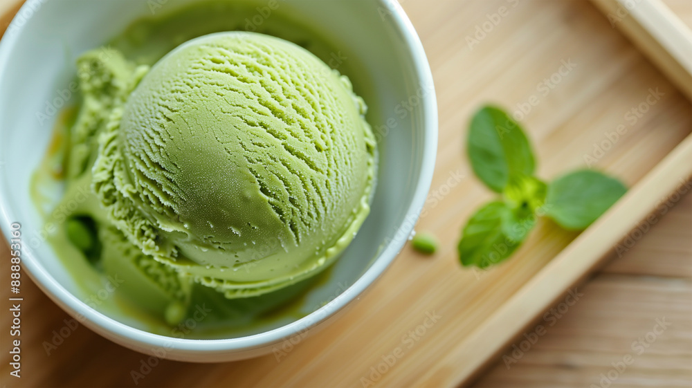 木のトレイに乗せられた抹茶アイスクリーム 木のトレイに乗せられた抹茶アイスクリーム