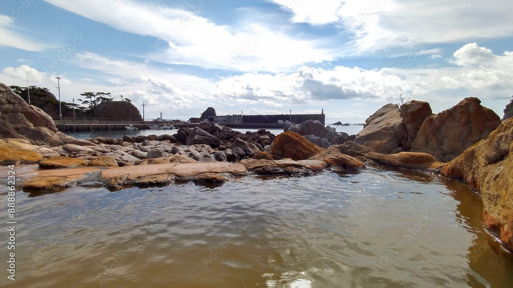 Fototapeta premium 式根島の美しい海際露天風呂、松が下雅湯。東京都伊豆諸島式根島-2020年10月