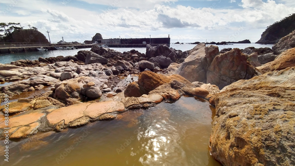 Naklejka premium 式根島の美しい海際露天風呂、松が下雅湯。東京都伊豆諸島式根島-2020年10月 