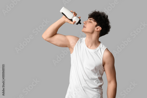 Sporty guy drinking water o...