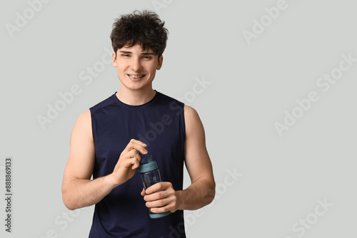 Sporty guy with bottle of w...
