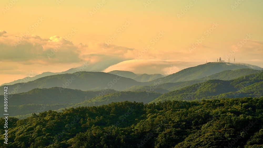 Obraz premium Clouds on Muryongsan Mountain in Ulsan, Korea