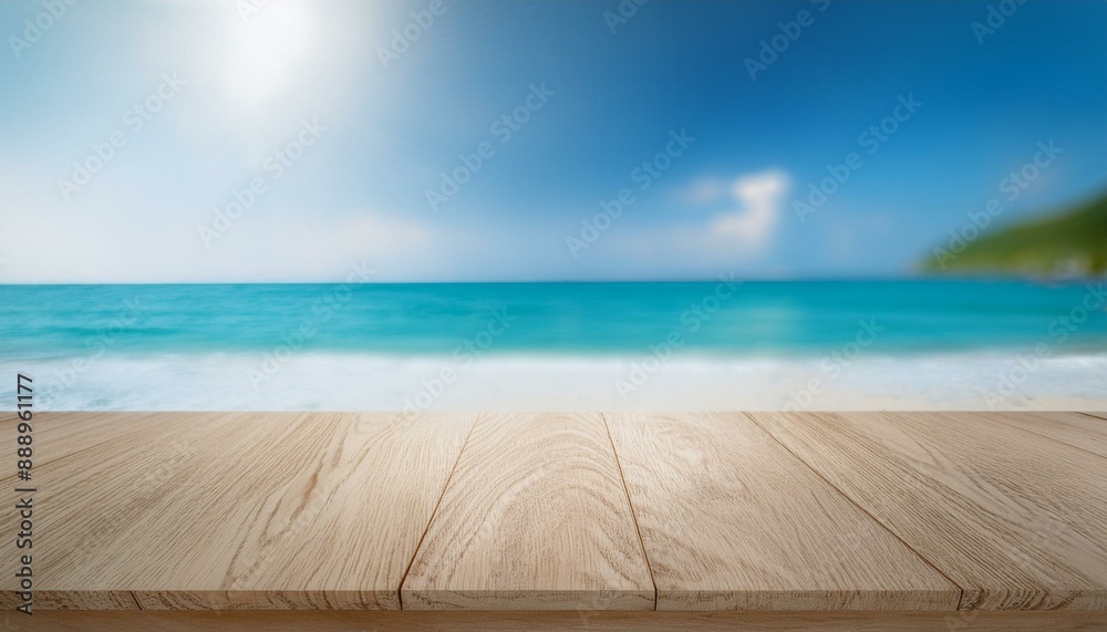 Fototapeta premium Holztisch mit Blick auf den Strand im Hintergrund, tropische Atmosphäre und ruhige Ozeanwellen unter hellem Sonnenlicht. Perfekte Urlaubsszene.