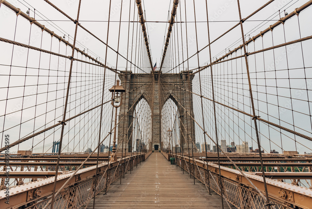 Fototapeta premium Empty Brooklyn Bridge in the morning
