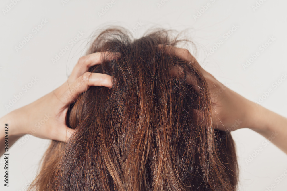 Obraz premium 頭を搔きむしる女性の頭部のクローズアップ