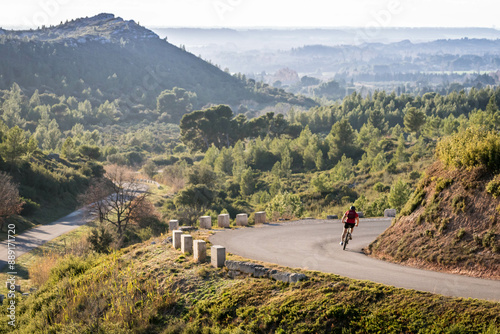 Cycliste descendant le Destet en hiver, Alpilles photo