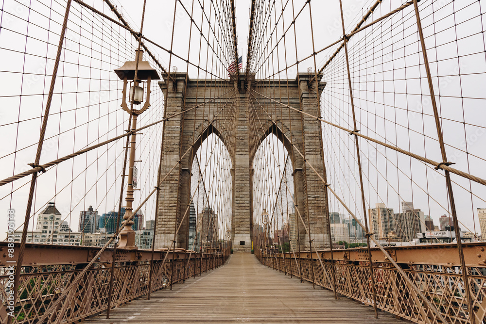 Obraz premium Empty Brooklyn Bridge in the morning