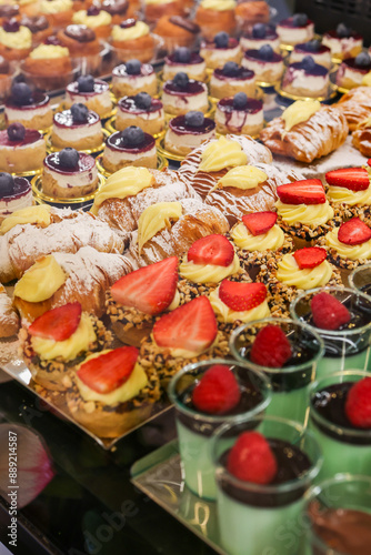 Dolci artigianali di una pasticceria esposti in vetrina e pronti per essere venduti photo