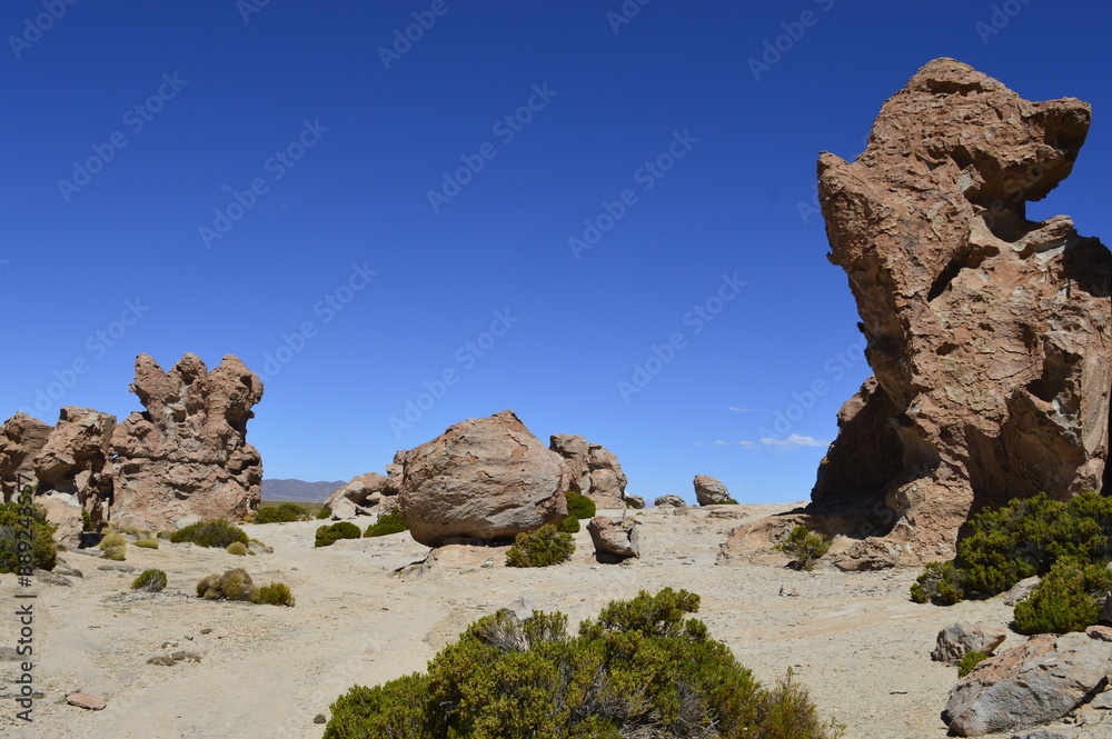 Obraz premium Paisagem com grandes rochas vulcânicas