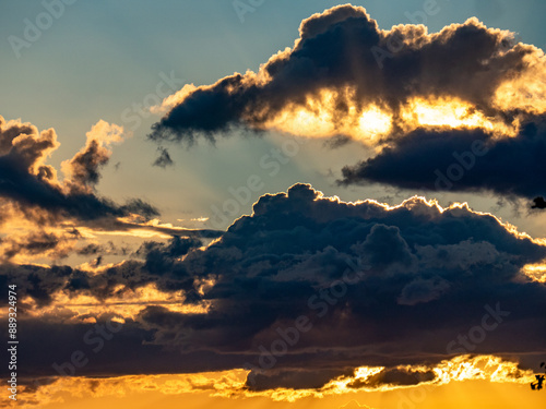 Sonne dringt durch dunkle Wolken am Abend