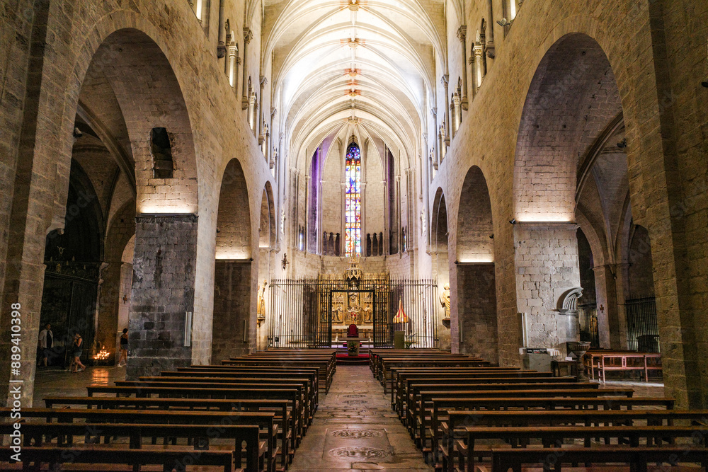 Obraz premium Girona, Spain - 18 July, 2024: Central nave in Basilica of Saint Felix, Girona, Catalonia