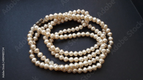 Φωτογραφία Vintage pearls, long pearl necklace, sautoir. Vintage jewelry.