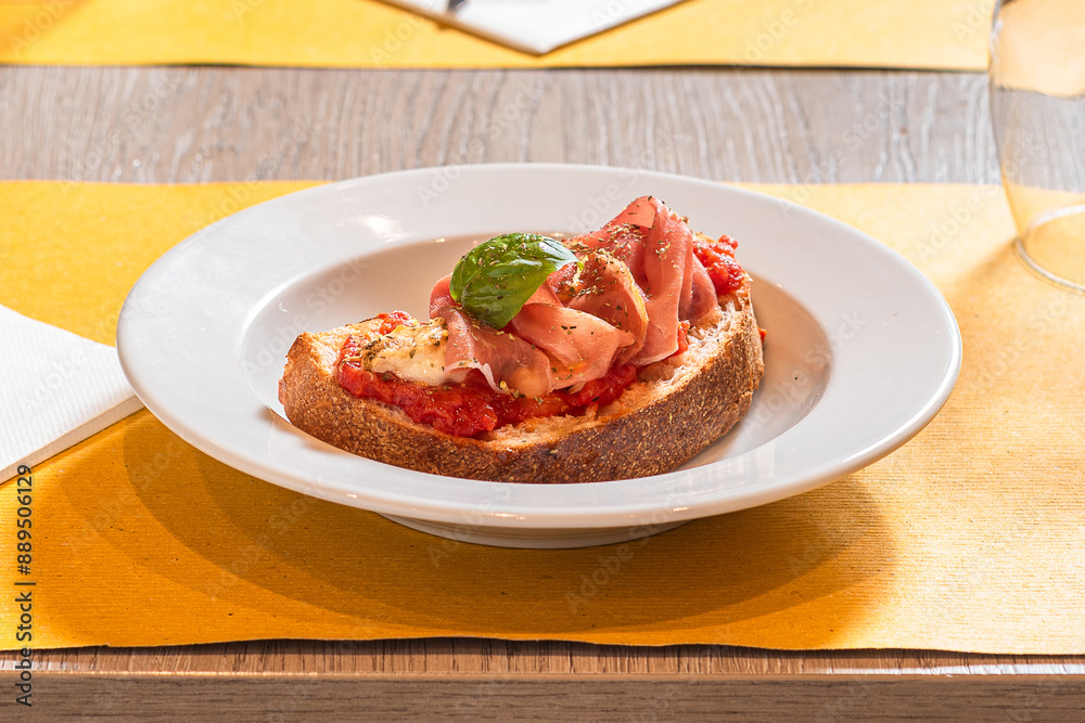 Bruschetta servita al tavolo Bruschetta servita al tavolo