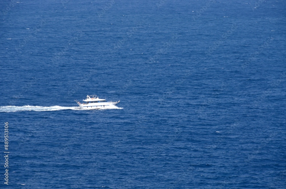 Barcos de turismo navegando cerca de Santorini, Grecia