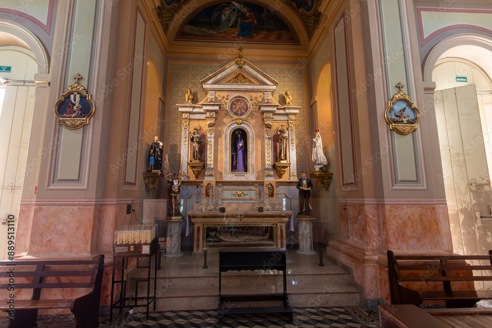 Fototapeta premium Esculturas na lateral - SÃO PAULO, SP, BRAZIL - JUNE 01, 2024: Beautiful sacred art sculptures from the Nossa Senhora da Expectação do Ó Church, with emphasis on Our Lady of Sorrows in the center.