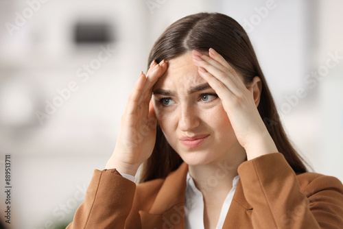 Φωτογραφία Portrait of embarrassed young woman in office