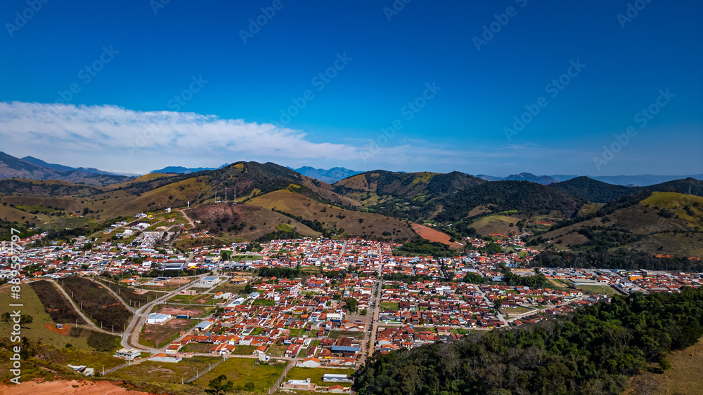 Naklejka premium Itamonte Minas Gerais Serra Mantiqueira Brasil Esportes Ultramaratona Corrida Trilha Sítio Montanhas Natureza Paisagem Pasto Ecoturismo Aventura Caminhada Ruas Cidade Pequena Casas Fazenda Verde
