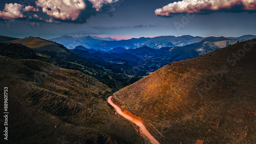 Paisagens Serra Mantiqueira Itamonte Passa Quatro Minas Gerais Brasil Esportes Ultramaratona Corrida Trilha Ciclismo Montanha Natureza Pasto Verde Ecoturismo Aventura Caminhada Rios Floresta Araucária photo