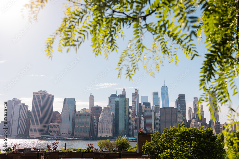 Obraz premium New York City skyline as seen from DUMBO on summery day with blue sky