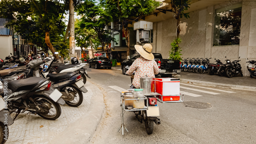 Obraz premium An Asian street vendor on a motorbike sells food, embodying the essence of street food culture in urban Asia