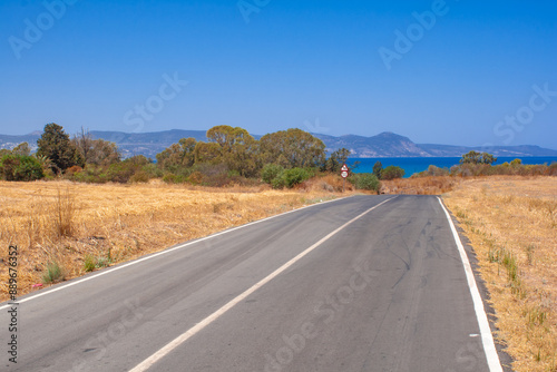 Straße auf dem Weg in den Urlaub, Reise ans Meer hinter dem Horizont