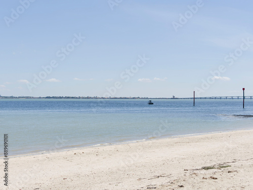 Île d'Oléron dans le Golfe de Gascogne. Plage de la Baie sud de Château d'Oléron et entrée du chenal face au viaduc d'Oléron photo