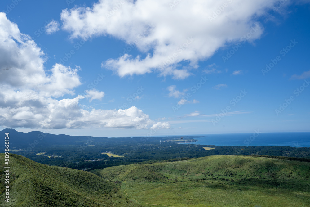 Fototapeta premium 寒風山から男鹿半島の海岸線を見渡す
