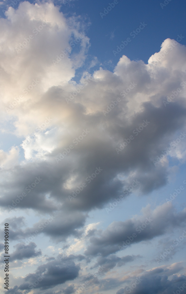 Obraz premium It's a blue sky with atmospheric puffy clouds.