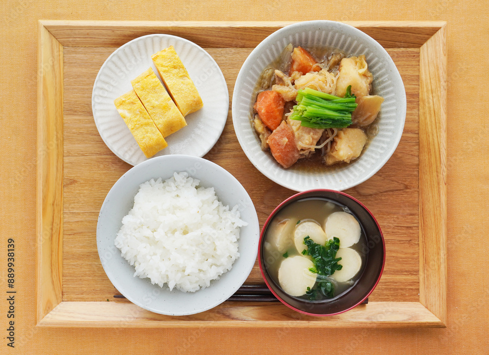 肉じゃがと卵焼きの食事 肉じゃがと卵焼きの食事