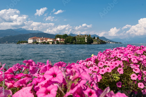 Foto Beautiful view from the lakeside of Lake Maggiore