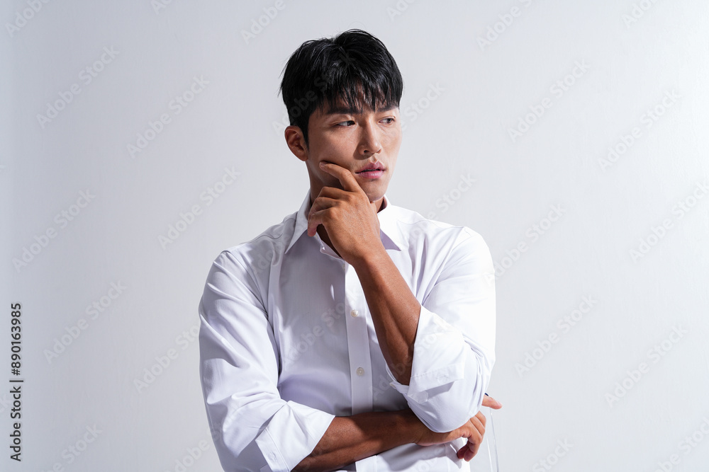 白いシャツを着た男性の雰囲気のあるポートレート 白いシャツを着た男性の雰囲気のあるポートレート