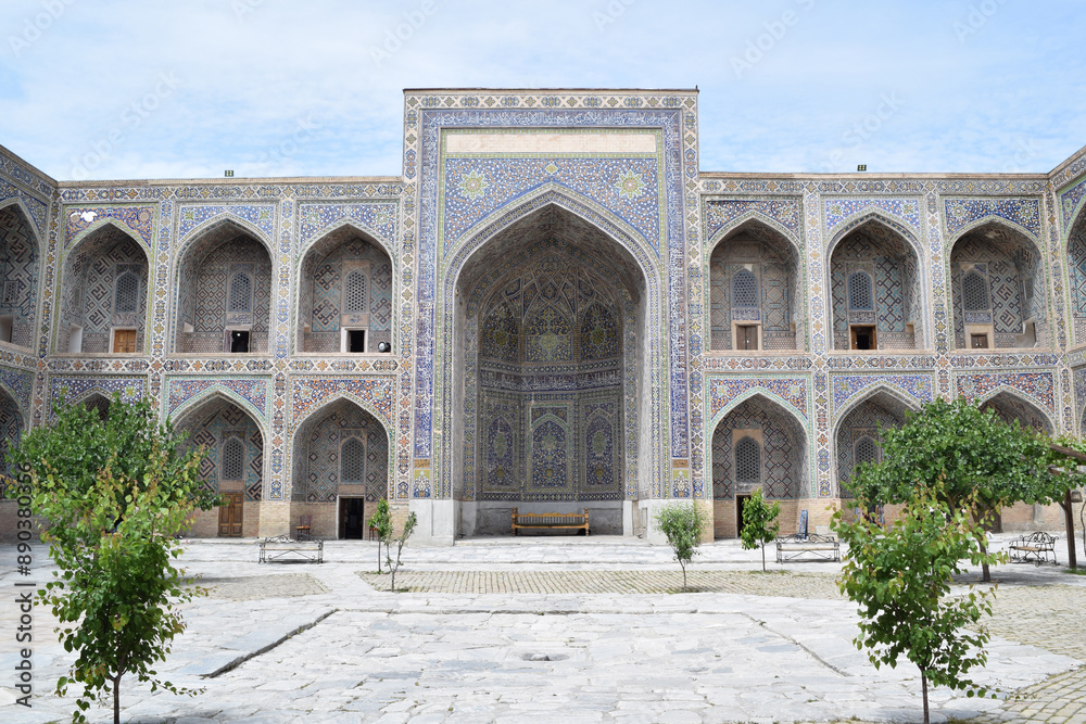 Fototapeta premium Courtyard of Tilya-Kori Madrasah, Registan, Samarkand, Uzbekistan