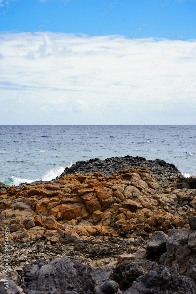 Vulkanische Felsküste und blauer Ozean auf Lanzarote Vulkanische Felsküste und blauer Ozean auf Lanzarote