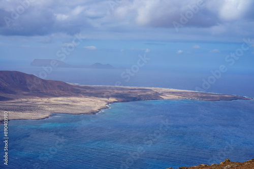 Panoramablick auf die Küste von Lanzarote mit Wolken photo