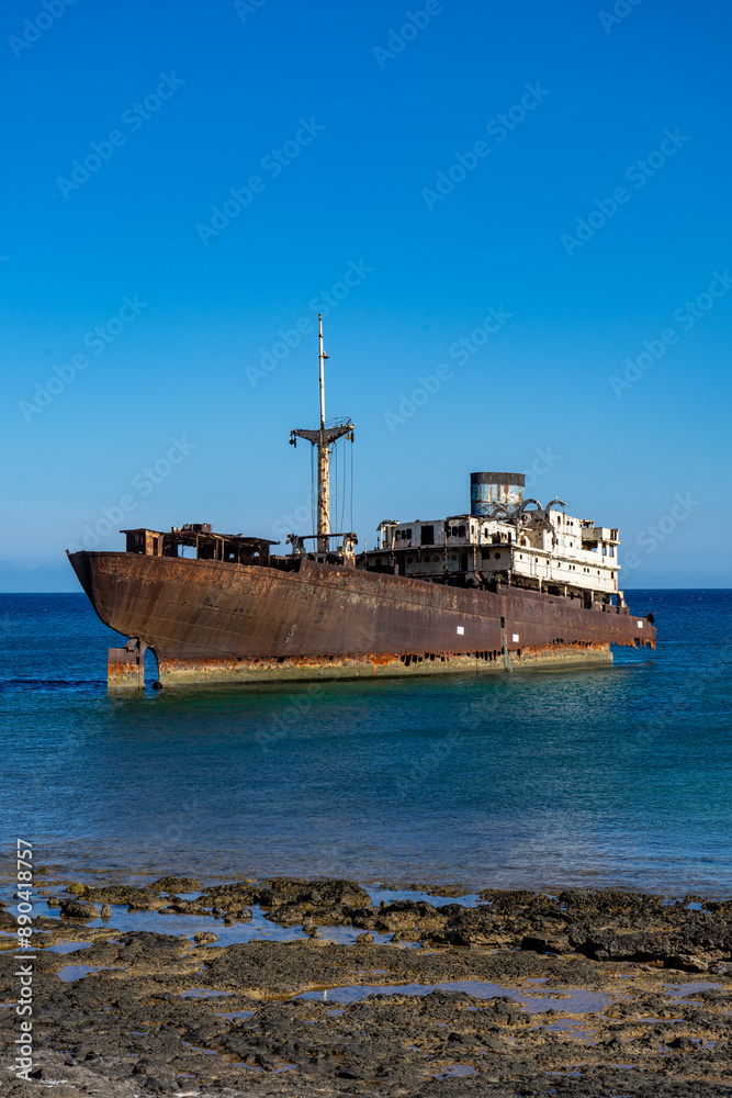 Verlassenes Schiffswrack vor der Küste von Lanzarote, Spanien