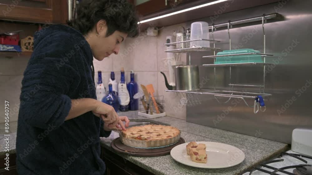 Persona cortando y sirviendo pasta frola