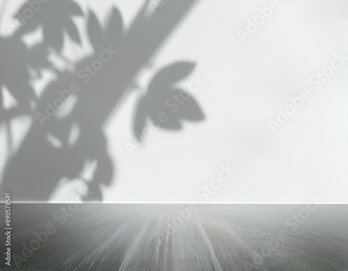 Parede branca vazia e piso de estúdio com sombras de folhagens refletidas. Fundo minimalista para produtos ou texto.