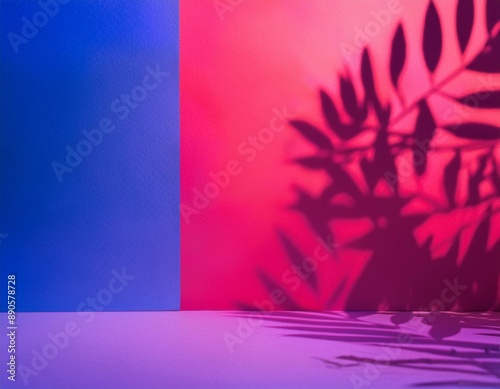 Parede azul e rosa vazia e piso de estúdio com sombras de folhagens refletidas. Fundo minimalista para produtos ou texto.