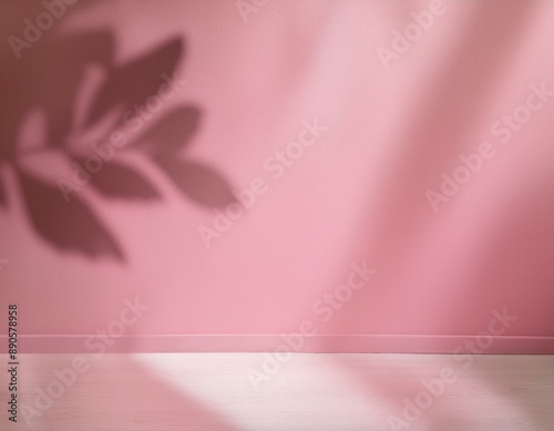 Parede rosa vazia e piso de estúdio com sombras de folhagens refletidas. Fundo minimalista para produtos ou texto.