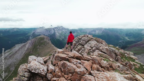 Epic Ascent in 4K: A challenging day of trekking on the ridge of Pico Aguerri in Huesca, Aragon. Experience the adventure and spectacular scenery of the Western Pyrenees.
