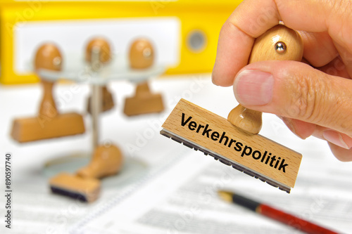 Ein Holzstempel ist beschriftet mit dem Aufdruck: Verkehrspolitik photo