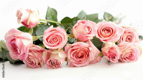 beau bouquet de roses en fleur avec feuilles vertes sur fond blanc