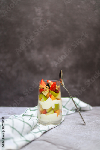 Frutas frescas con yogurt, parfait photo