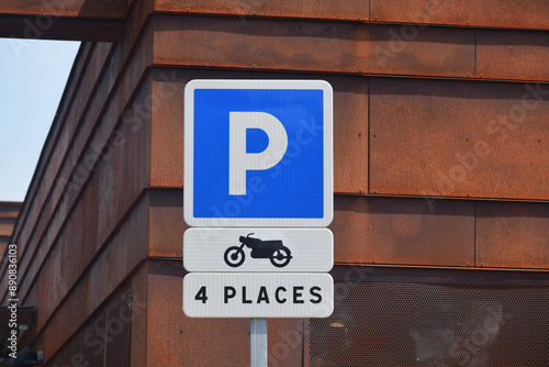 Panneau de signalisation : parking pour motos, 4 places.