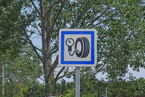 Panneau de signalisation : station de gonflable des pneus.